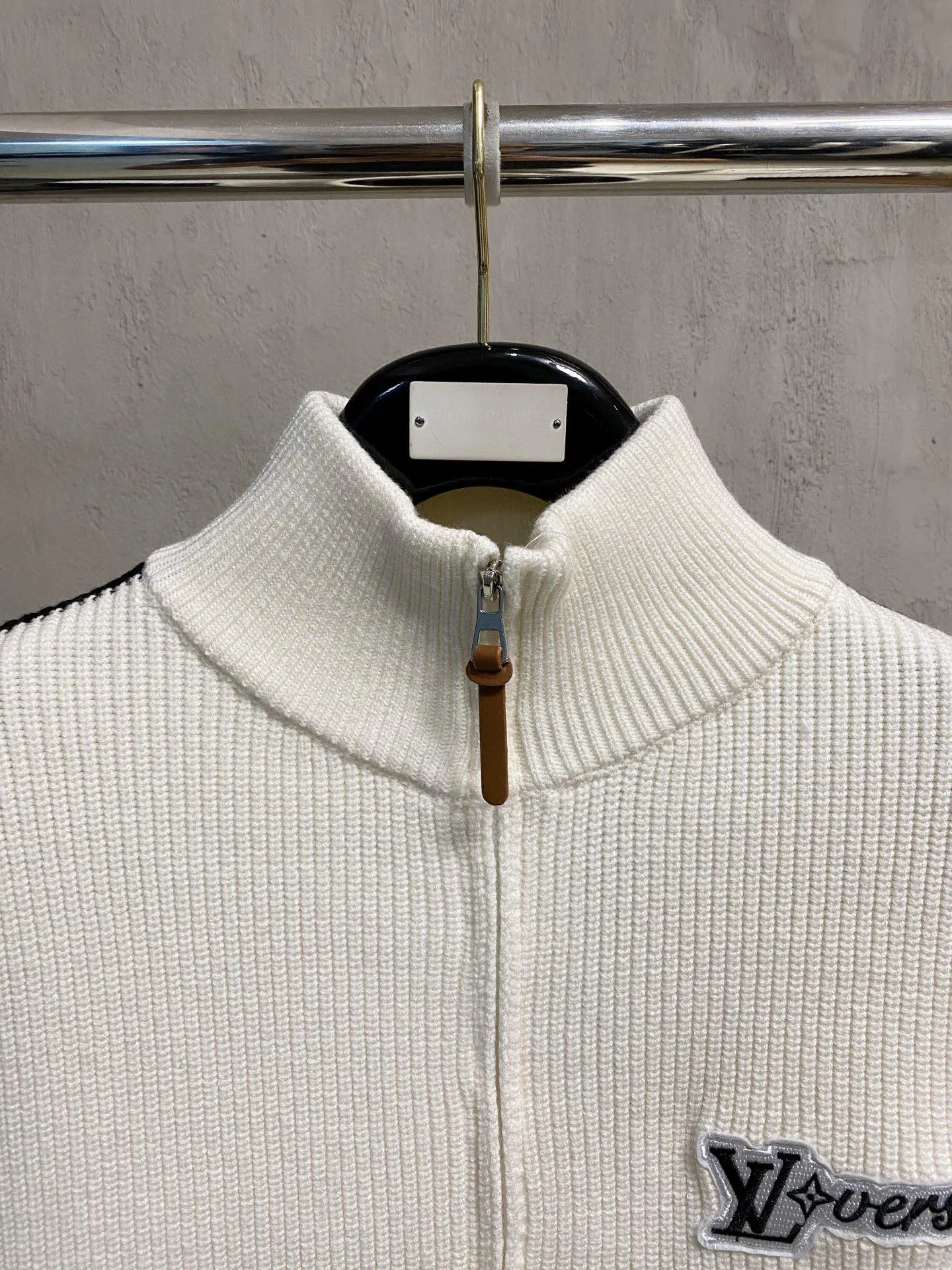 🅿️560 【LV Louis Vuitton】Autumn and winter classic cardigan sweater, in full condition! ! ! Wool blended fabric, the latest model in 2025, golden ratio! ! Slim-fitting soft gold, versatile and practical item, the combination and practicality are extremely powerful, simple and elegant, and classy! To create your own style, it is highly recommended to buy it in two colors. The standard slim fit tailoring process is suitable for both young and old men. It is knitted from wool and will not cause any discomfort! While keeping warm, it is stylish, textured and wearable, and the classic logo with contrasting colors on the chest feels in place! ! Recommended for regular customers! ! Size M-3XL (maximum wear: 190 pounds)